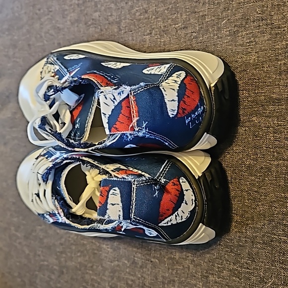 NWOT Womens kiss lip pattern canvas tennis shoes sz.39 or 7.5 valentines - Picture 2 of 6